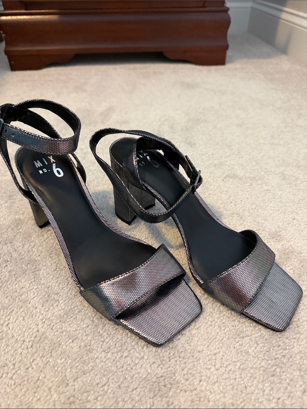 NWOT Mix No. 6 size 9.5 metallic pewter sandals